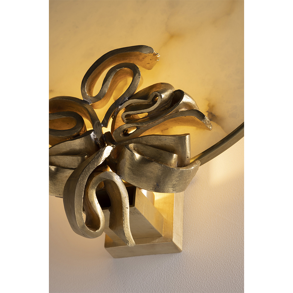 Applique in ottone e fusioni di bronzo con alabastro.
